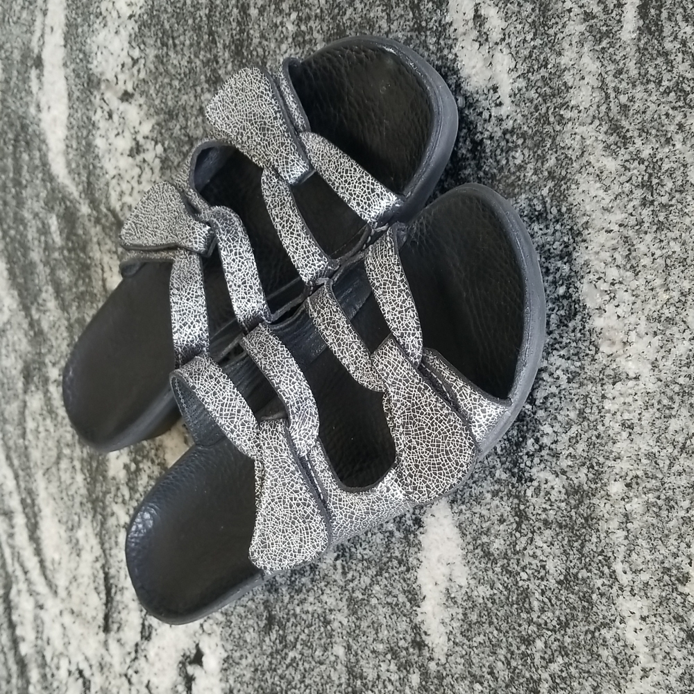 (9) Anatomical Comfort Technology Silver Metallic Crackle Slides Sandals Vacay